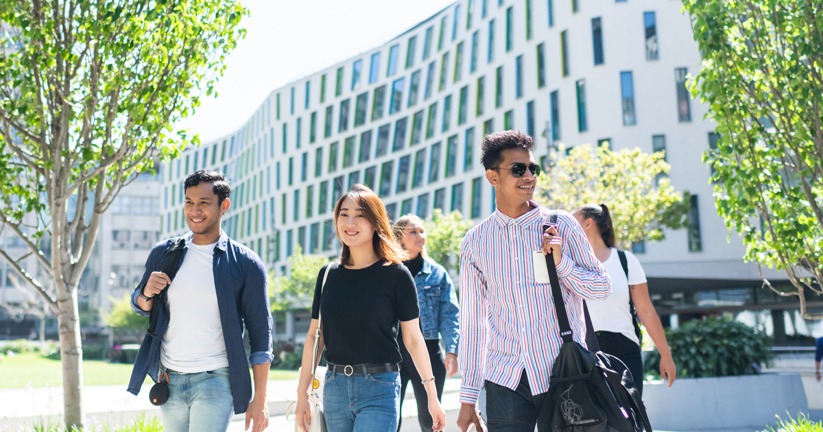 Học phí và học bổng cho sinh viên quốc tế