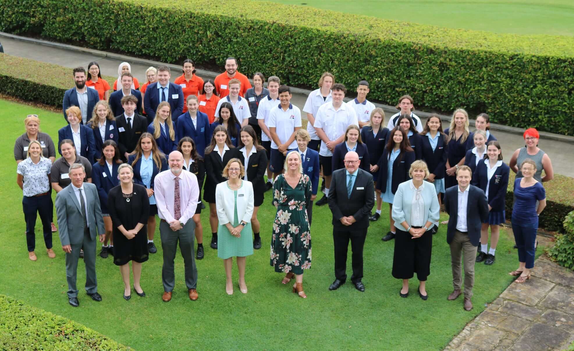 mc3b4i20trc6b0e1bb9dng20c491a20vc483n20hc3b3a2c20tc3b4n20tre1bb8dng20vc3a020he1bb9720tre1bba320nhau Môi trường đa văn hóa, tôn trọng và hỗ trợ nhau