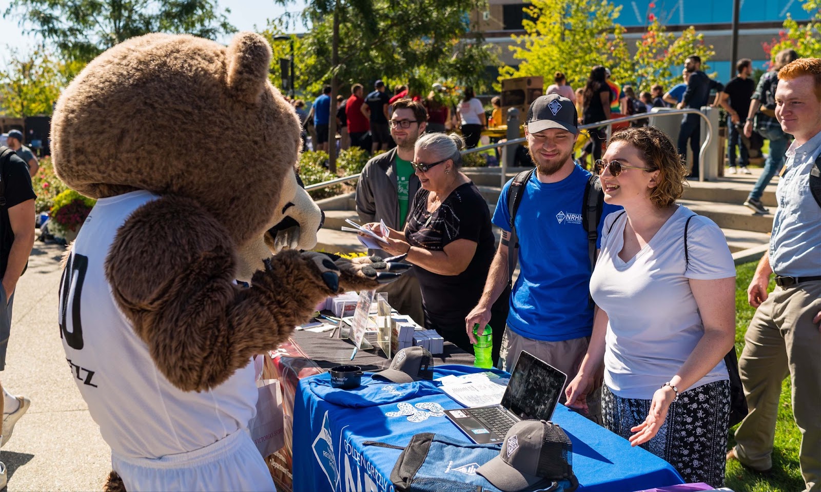 unnamed-118 chào đón tân sinh viên của ở đại học Mỹ