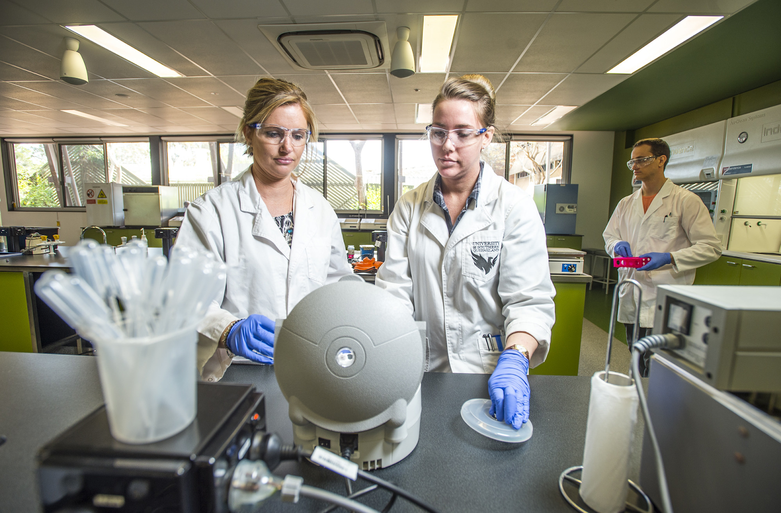 unnamed-400 phòng thí nghiệm Đại học Công nghệ Queensland ÚC